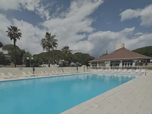 grande piscine village de vacances Fréjus